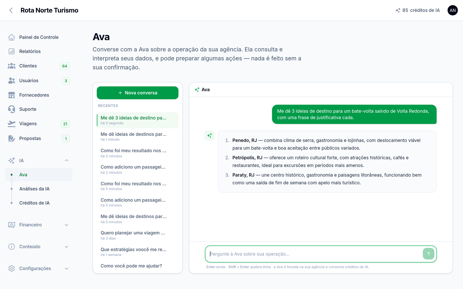 Chat com a Ava no painel Avoei respondendo ao pedido 'Me dê 3 ideias de destino para um bate-volta saindo de Volta Redonda', com Penedo, Petrópolis e Paraty sugeridos, cada um com uma justificativa