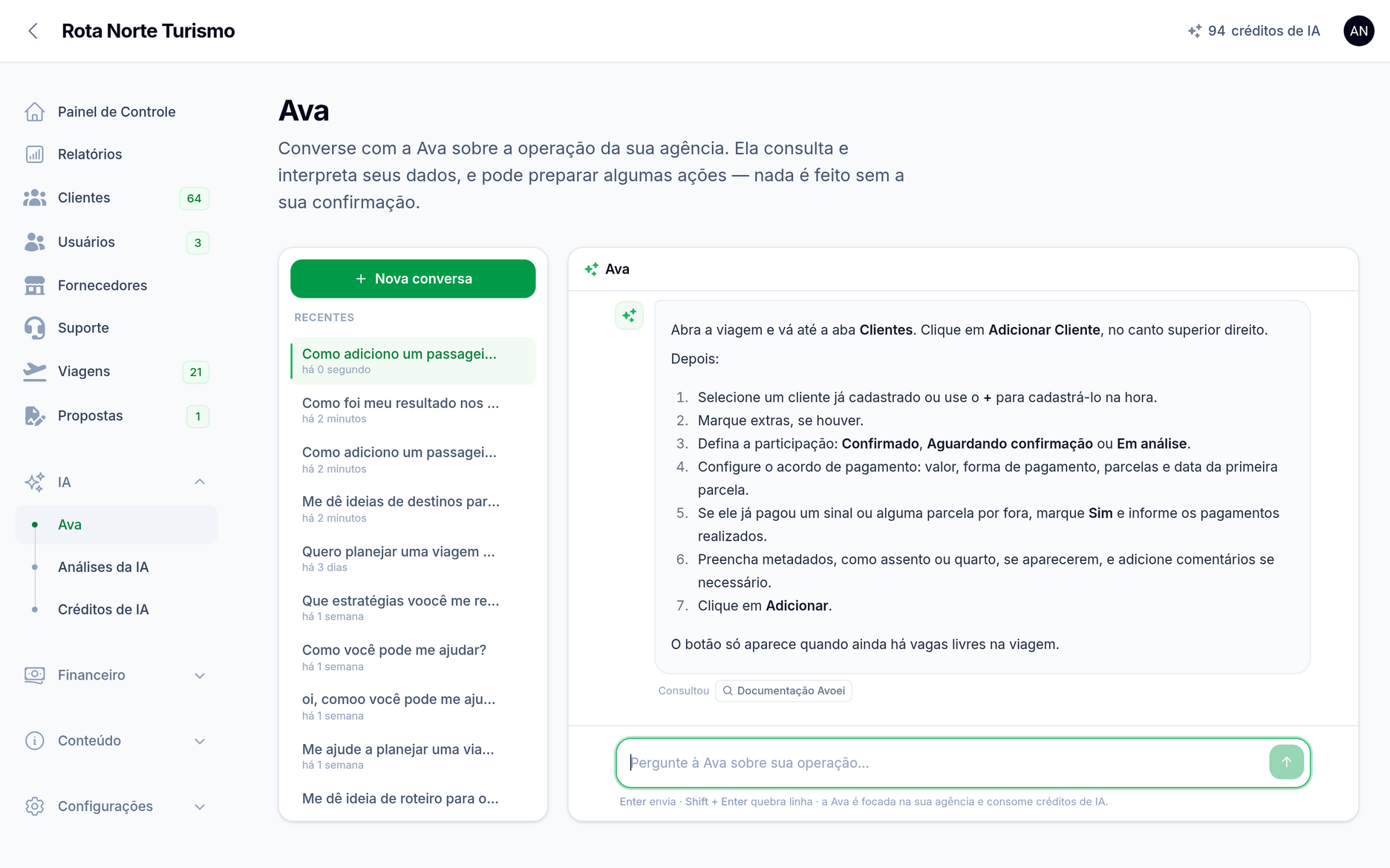 Chat com a Ava no painel Avoei respondendo ao pedido 'Como adiciono um passageiro manualmente numa viagem?' com um passo a passo numerado, marcado como resposta consultada na documentação da Avoei